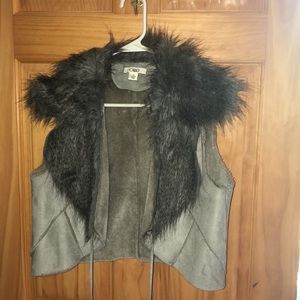❌SOLD❌3/$20 Cato cropped fur vest